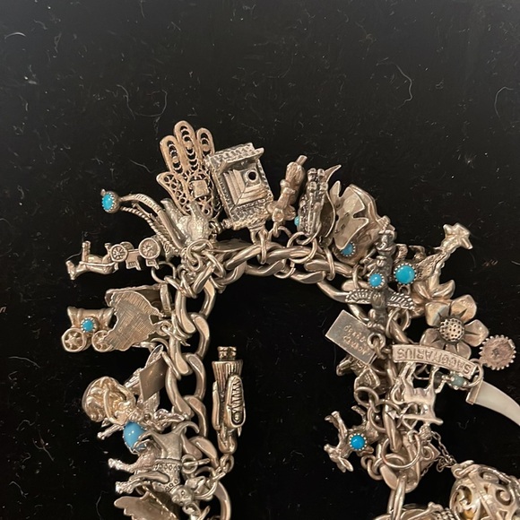 VINTAGE STERLING AND TURQUOISE LOADED WESTERN NATIVE AMERICANA CHARM BRACELET - Picture 10 of 13